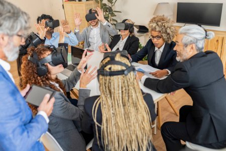 Un equipo multiétnico de profesionales utiliza auriculares VR para explorar entornos digitales interactivos en un taller de oficina colaborativo.