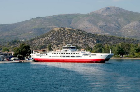 Téléchargez les photos : Ferryboat dans le port du village d'Eretria .Evia île, Grèce - en image libre de droit