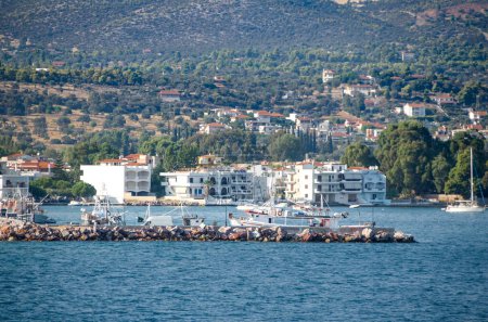 Téléchargez les photos : Vue de la mer. F dans la ville et le port d'Eretria .Evia île, Grèce - en image libre de droit