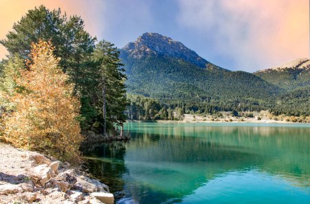 Foto de El lago Doxa es un lago artificial a una altitud de 900 metros, situado en Feneos Antiguos de Korintia. Países Bajos - Imagen libre de derechos