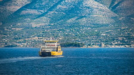 Téléchargez les photos : Bateau plat jaune voyageant à Eretria ville, Evoia iasland. Grèce - en image libre de droit