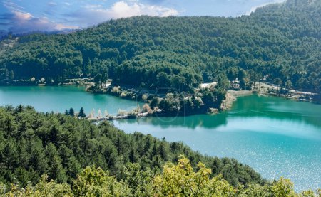 Téléchargez les photos : Le lac Doxa est un lac artificiel à une altitude de 900 mètres, situé dans l'ancienne Feneos à Corinthe. Grèce - en image libre de droit