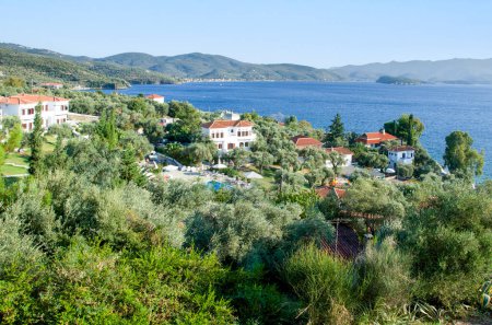 Téléchargez les photos : Des vacances idylliques. Maisons avec vue sur la mer dans le village de Chorto sur le golfe de Pagasitikos en Grèce - en image libre de droit