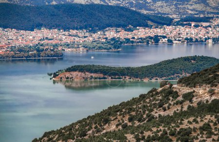 Téléchargez les photos : Ioannina ville et le lac Pamvotis situé en Épire. - en image libre de droit