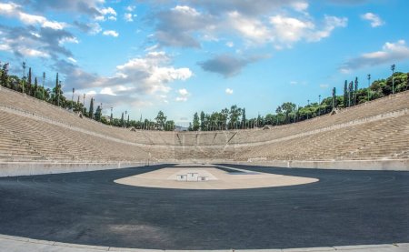 Téléchargez les photos : Vue depuis Athènes classique avec stade panathénaïque (1ers jeux olympiques à 1896) Grèce - en image libre de droit