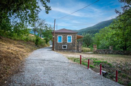 Pequeña casa de piedra en el pueblo de Zarouchla. Acaya, Grecia.