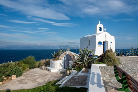 Lugar típico griego con una pequeña capilla ortodoxa blanca dedicada a San Nikolaos.Rafina, Grecia
