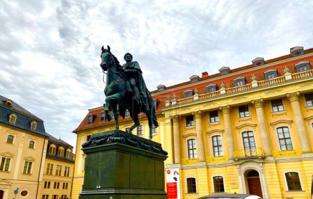 Téléchargez les photos : Statue sur la vieille ville de Weimar - en image libre de droit