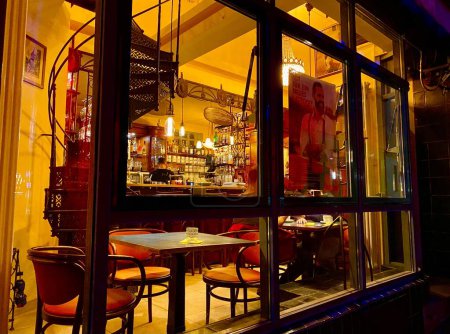 Foto de Interior del restaurante por la noche - Imagen libre de derechos