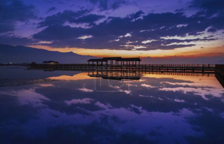 Téléchargez les photos : The Yi Long Lake and early morning - en image libre de droit