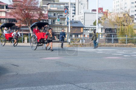 Téléchargez les photos : Prendre des photos dans la rue japonaise - en image libre de droit