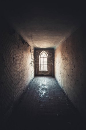 Téléchargez les photos : Lumière au bout d'un sombre couloir abandonné - en image libre de droit