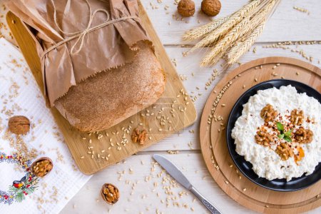 Téléchargez les photos : Le pain ancestral de Seferihisar, ville Cittaslow d'Izmir, est fait de blé Karakilcik et de son fromage ethnique Armola sur une table en bois - en image libre de droit