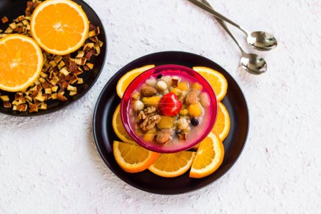 Téléchargez les photos : Dessert traditionnel d'Ashura à l'orange turque, conçu avec des oranges tranchées - en image libre de droit