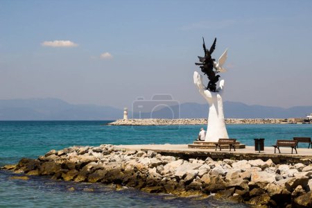 Téléchargez les photos : Aydin,Kusadasi,Turkey,06.06.2023 Pigeons in Hand Sculpture with blue sea - en image libre de droit
