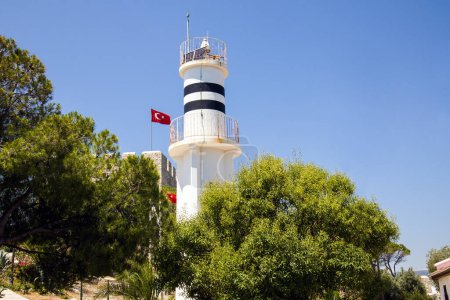 Téléchargez les photos : Un phare blanc sur l'île de Gverginada à Kusadasi, en Turquie. - en image libre de droit