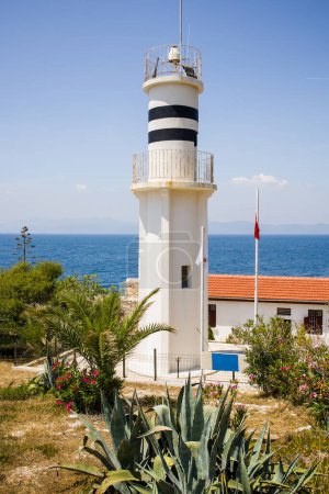 Téléchargez les photos : Un phare blanc sur l'île de Gverginada à Kusadasi, en Turquie. - en image libre de droit