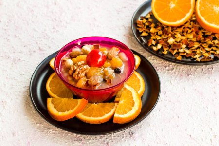 Téléchargez les photos : Dessert traditionnel d'Ashura à l'orange turque, conçu avec des oranges tranchées - en image libre de droit