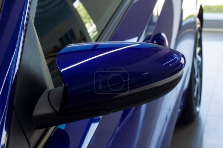 Téléchargez les photos : Miroir gauche de la nouvelle voiture bleue inutilisée, prise de près - en image libre de droit