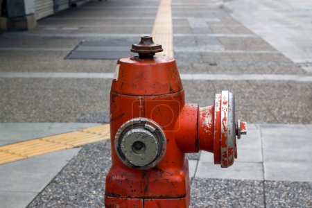 Téléchargez les photos : Emergency metal fire hydrant on the sidewalk in the city - en image libre de droit
