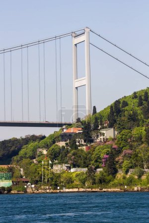 Téléchargez les photos : Premier pont suspendu en acier d'Istanbul, demi-vue avec image verticale - en image libre de droit