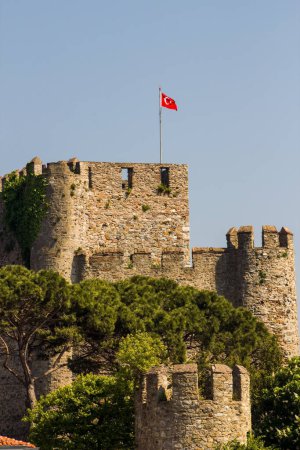 Téléchargez les photos : Le château d'Anatolie ou Anadolu Hisari a été construit en 1394 sous le règne du sultan Beyazit Ier et est le premier château ottoman à Istanbul en Turquie. - en image libre de droit
