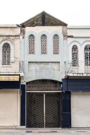 Téléchargez les photos : La porte fermée du bazar, construite en 1929 à Izmir, Turquie - en image libre de droit
