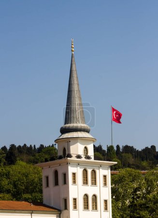 Téléchargez les photos : La seule tour du lycée militaire d'Istanbul, avec le drapeau turc - en image libre de droit