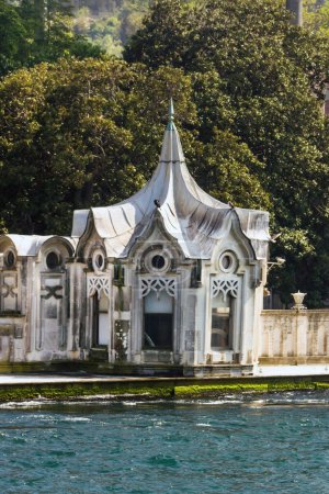 Téléchargez les photos : Partie du Palais Beylerbeyi à Istanbul, au bord de la mer, image verticale - en image libre de droit
