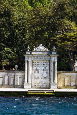 Téléchargez les photos : La porte d'entrée de la mer du palais Beylerbeyi, qui est utilisé comme un musée aujourd'hui. - en image libre de droit