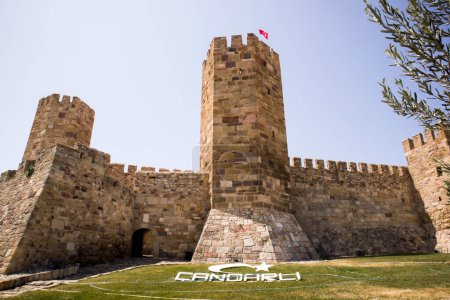 Téléchargez les photos : Château de Candarli, dont le plan est en forme de forme rectangulaire près d'une place, est aujourd'hui dans une grande splendeur avec ses cinq tours, remparts, portes et murs. - en image libre de droit
