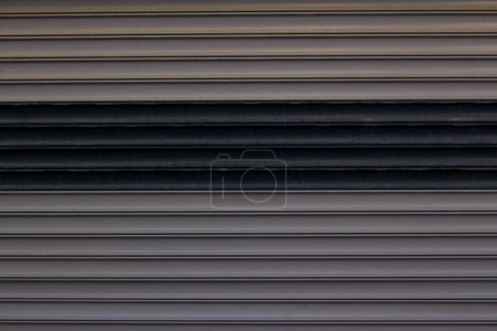 Téléchargez les photos : Volet de porte de garage ou de magasin en aluminium bicolore, arrière-plans - en image libre de droit