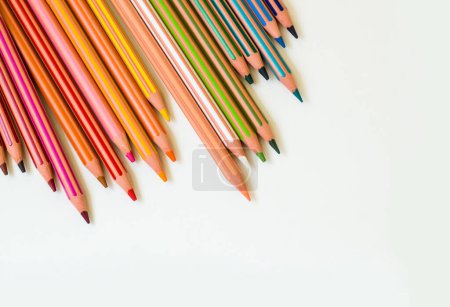 Téléchargez les photos : Crayons secs rayés colorés sur la surface blanche avec espace de copie.Vue ci-dessus - en image libre de droit