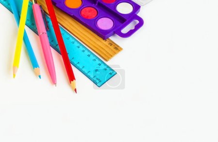 Téléchargez les photos : Fournitures scolaires colorées sur surface blanche avec un grand espace de copie - en image libre de droit