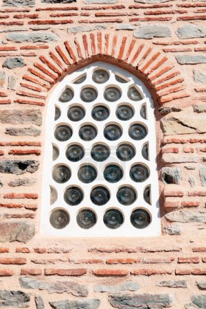 Téléchargez les photos : Gros plan de la fenêtre restaurée de la mosquée, image verticale - en image libre de droit
