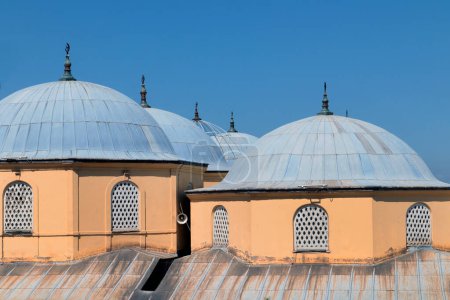 Téléchargez les photos : Dômes de la mosquée historique Ulu avec ciel bleu de la province de Bursa en Turquie - en image libre de droit