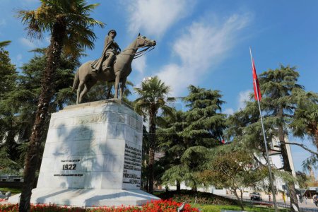 Téléchargez les photos : Bursa-Turquie-09.18.2023 Statue Ataturk Cheval de bronze dans la ville de Bursa, réalisée par le sculpteur turc Nijat Sirel et inaugurée le 29 octobre 1931 - en image libre de droit