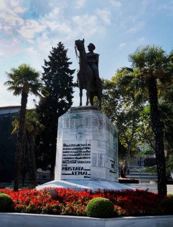 Téléchargez les photos : Bursa-Turquie-09.18.2023 Statue Ataturk Cheval de bronze dans la ville de Bursa, réalisée par le sculpteur turc Nijat Sirel et inaugurée le 29 octobre 1931 - en image libre de droit
