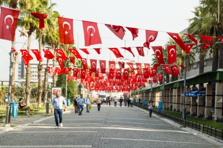 Téléchargez les photos : Izmir, Konak, Turquie 10.06.2023 Drapeaux turcs accrochés dans les rues avant la fête nationale - en image libre de droit