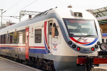 Téléchargez les photos : IZMIR-Turquie 10.06.2023 Un train public interurbain appartenant aux Chemins de fer d'Etat attend ses passagers à la gare d'Izmir-Basmane - en image libre de droit