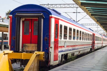 Téléchargez les photos : Train vide sans passagers debout à la gare, gros plan - en image libre de droit