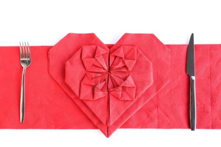 Téléchargez les photos : Serviettes en forme de coeur de couleur rouge sur blanc avec ensemble de couverts, vue de dessus - en image libre de droit
