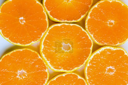 Téléchargez les photos : Frais, naturel rond tranché mandarine fond, plat se coucher - en image libre de droit