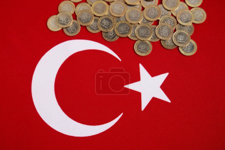 Téléchargez les photos : Pièces commémoratives imprimées à l'occasion du centenaire de la fondation de la République de Turquie sur le drapeau turc - en image libre de droit