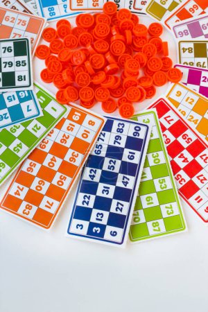 Téléchargez les photos : Cartes de jeu de bingo coloré et numéros sur fond blanc avec espace de copie - en image libre de droit