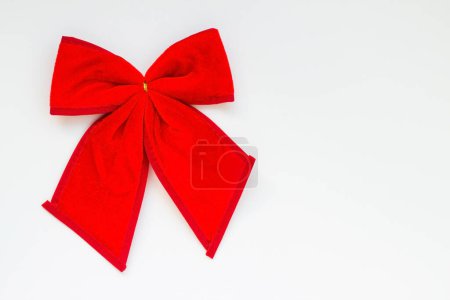 Téléchargez les photos : Arc de Noël en tissu rouge sur surface blanche avec espace de copie - en image libre de droit
