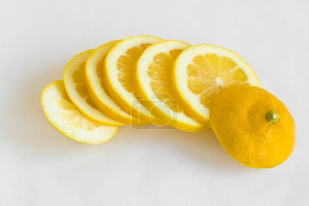 Téléchargez les photos : Citron mûr de couleur jaune, tranches conçues avec de l'espace de copie - en image libre de droit