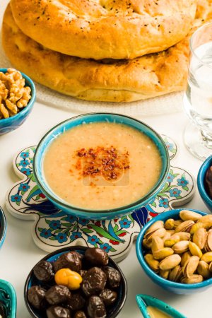 Téléchargez les photos : Ramadan, iftar, début de repas avant le menu principal avec soupe traditionnelle - en image libre de droit