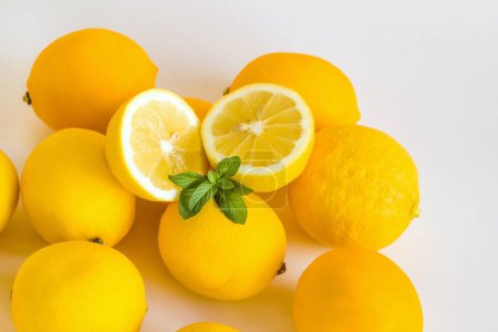 Téléchargez les photos : Citron mûr de couleur jaune, tranches conçues avec de l'espace de copie - en image libre de droit