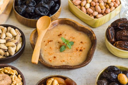 Téléchargez les photos : Gros plan de la soupe sur la table turque Ramadan-Iftar aux fruits à coque et dattes - en image libre de droit
